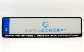 Schwarzer Kennzeichenhalter mit Wunschbeschriftung im Digitaldirektdruck (Premium)