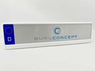 Weißer Kennzeichenhalter (Premium) mit Folienbeschriftung nach Wunsch