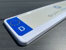 Weißer Kennzeichenhalter in Trendfarbe - 520x110mm