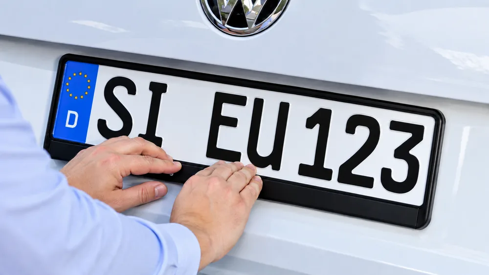 Verschlussleiste des Kennzeichenhalters zur Demontage lösen