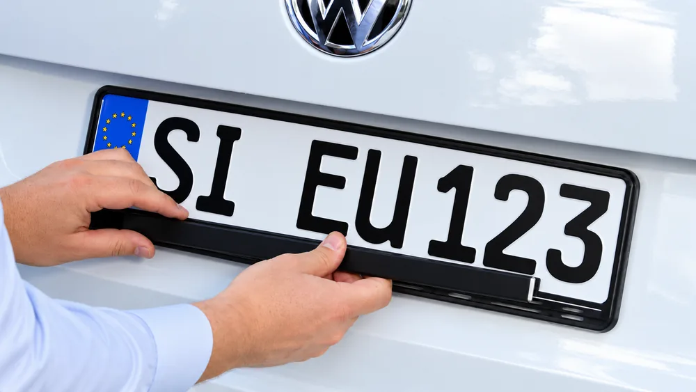 Untere Verschlussleiste am Kennzeichenhalter einsetzen